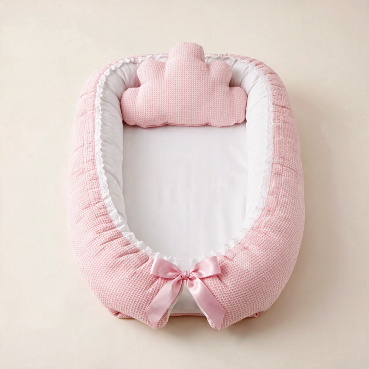 Babynest aus Waffelpiqué mit Spitze in Rosa – waschbarer Bezug und Satinschleife