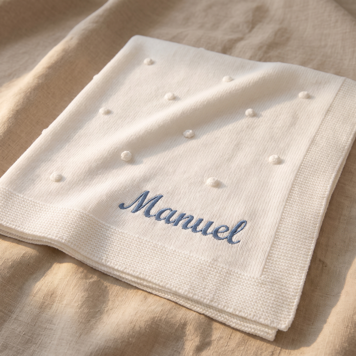 Babydecke mit Namen bestickt – personalisierte Kuscheldecke für Babys