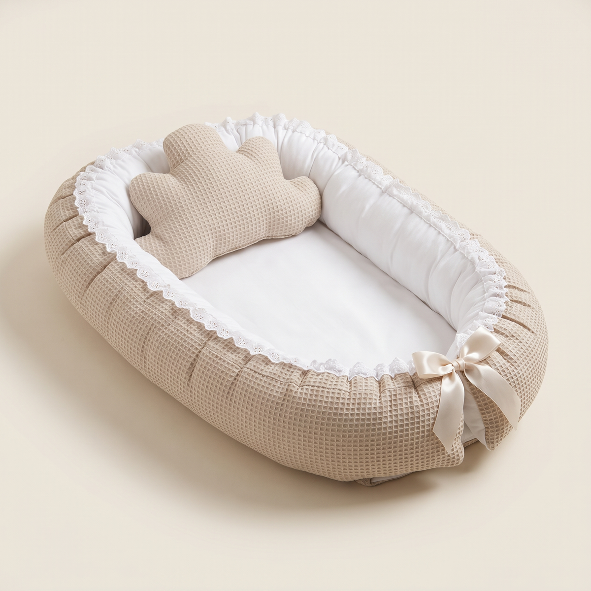 Babynest in Sand mit Spitze aus Lochstickerei, Satinschleife und waschbarem Bezug