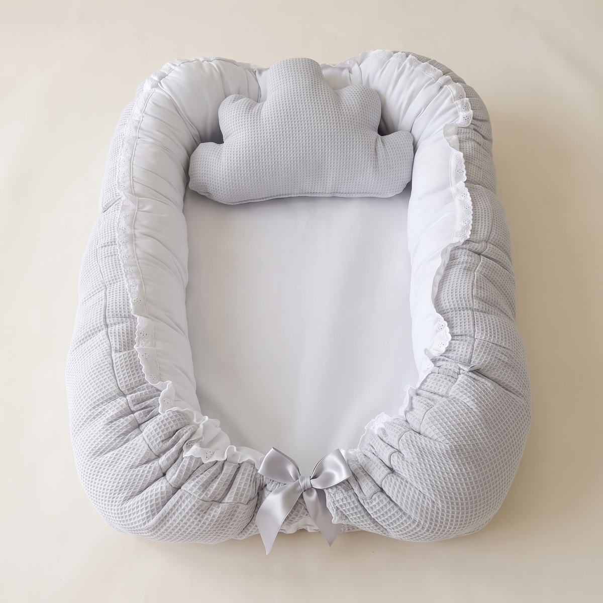Babynest aus Waffelpiqué mit Spitze in Hellgrau – waschbarer Bezug und Satinschleife
