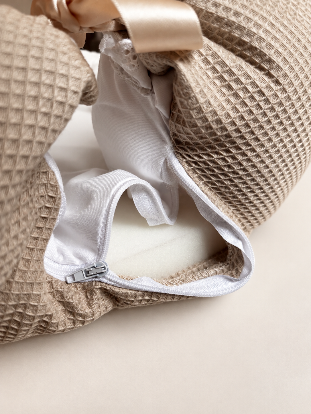 Babynest für Neugeborene aus Waffelpiqué mit Spitze und waschbarem Bezug