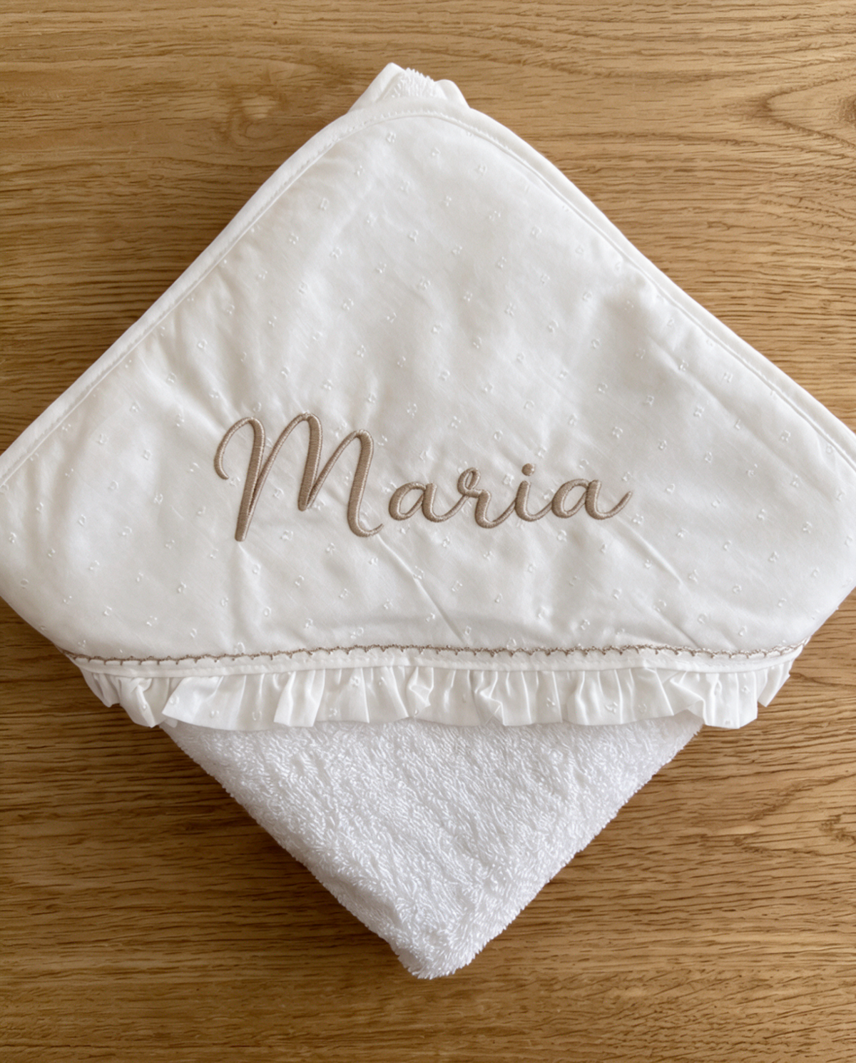 Personalisiertes Baby-Kapuzenhandtuch mit Namen und beiger Ziernaht, Kapuze aus Plumetis mit Rüsche
