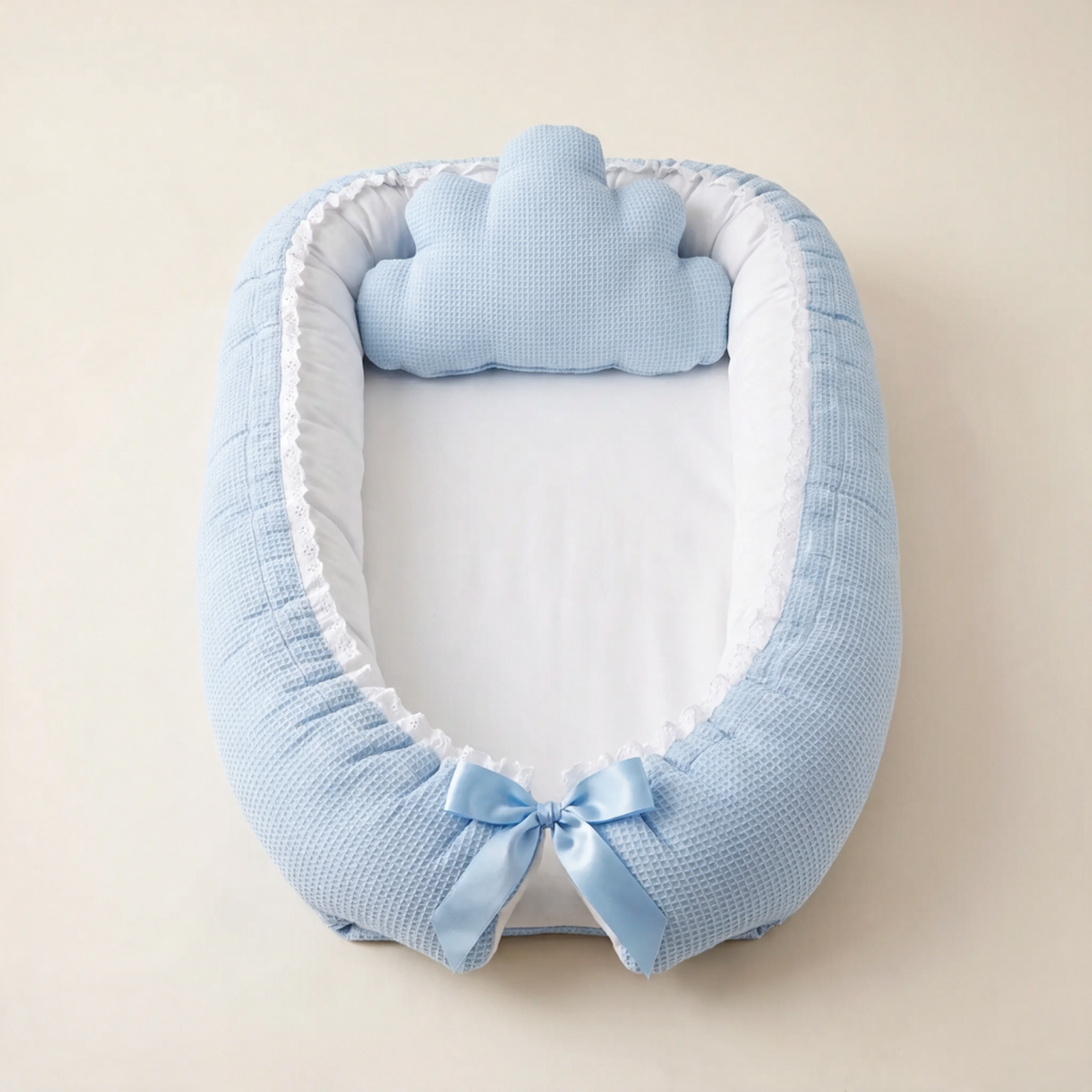Babynest aus Waffelpiqué mit Spitze in Hellblau – waschbarer Bezug und Satinschleife