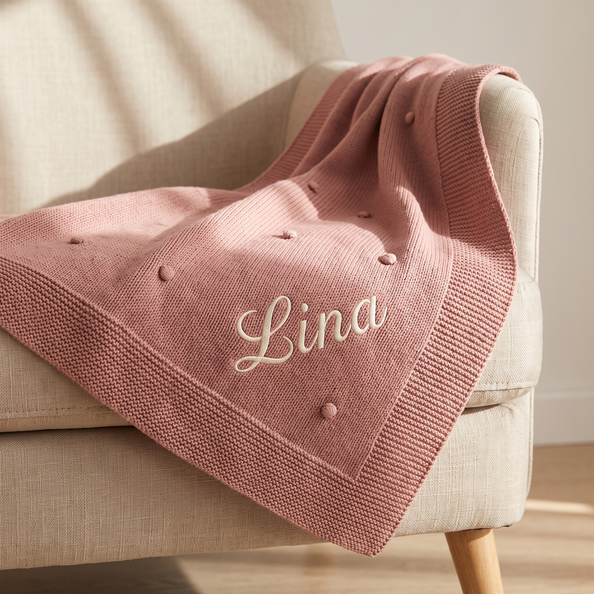 Personalisierte Strickdecke für Babys mit eleganter Namensstickerei