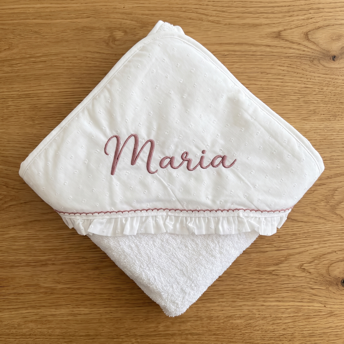 Baby-Kapuzenhandtuch personalisiert mit Namen in Altrosa bestickt, mit Rüsche und rosa Ziernaht