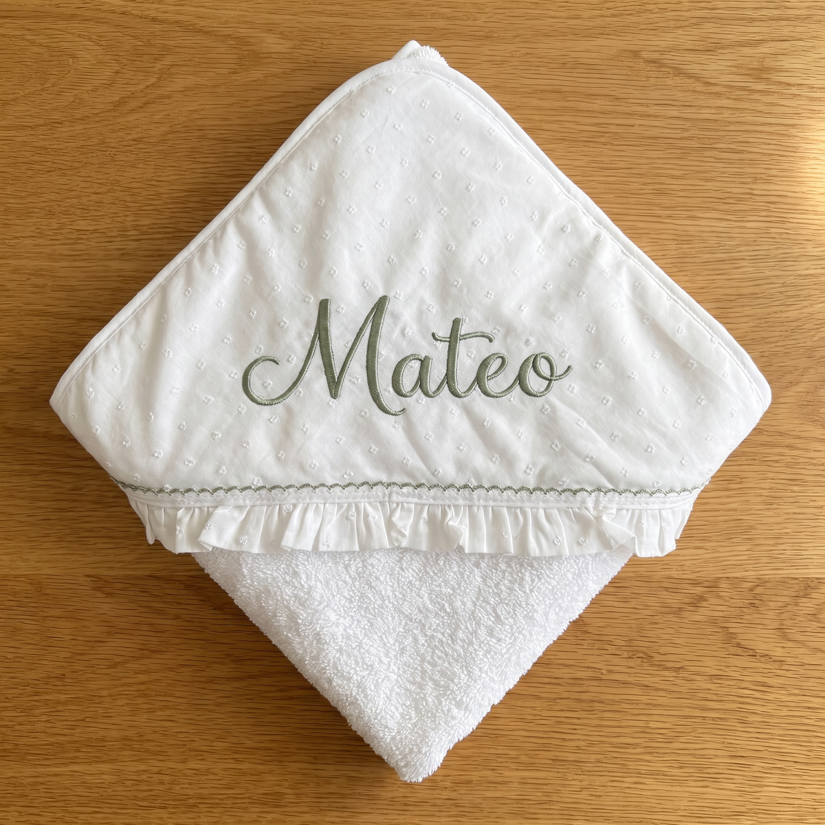 Personalisiertes Baby-Kapuzenhandtuch mit Namen in Grün bestickt, Kapuze aus Plumetis mit Rüsche und grüner Ziernaht