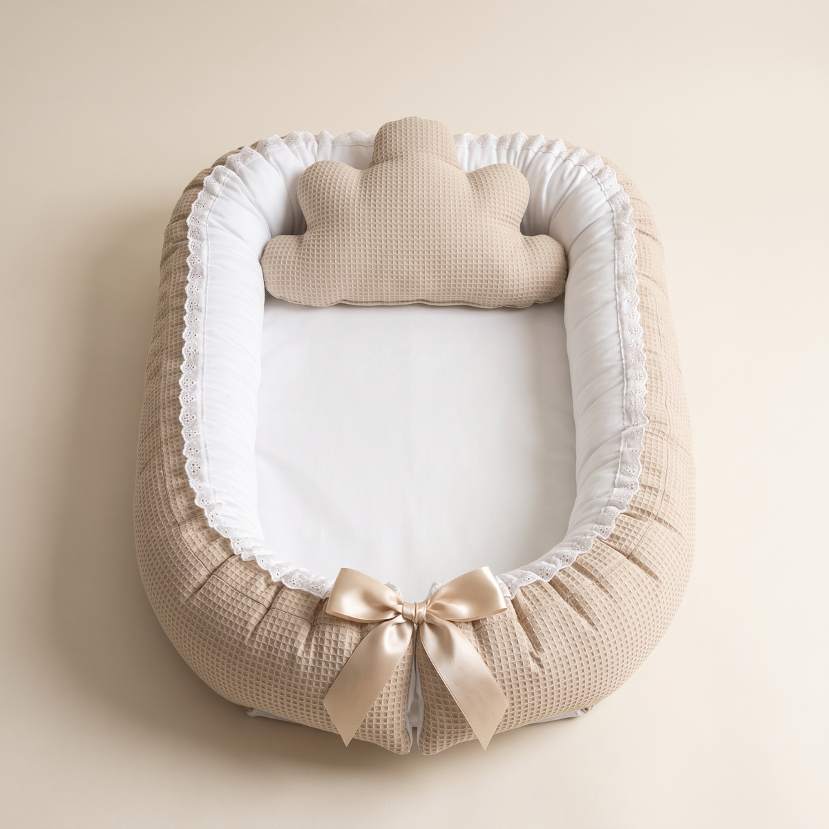 Babynest aus Waffelpiqué mit Spitze in Sand – waschbarer Bezug und Satinschleife